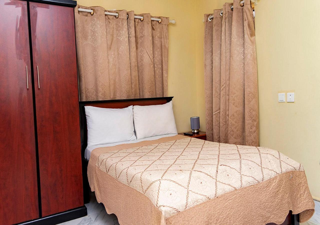 La-Viv Royal Hotel คูมาซี ภายนอก รูปภาพ