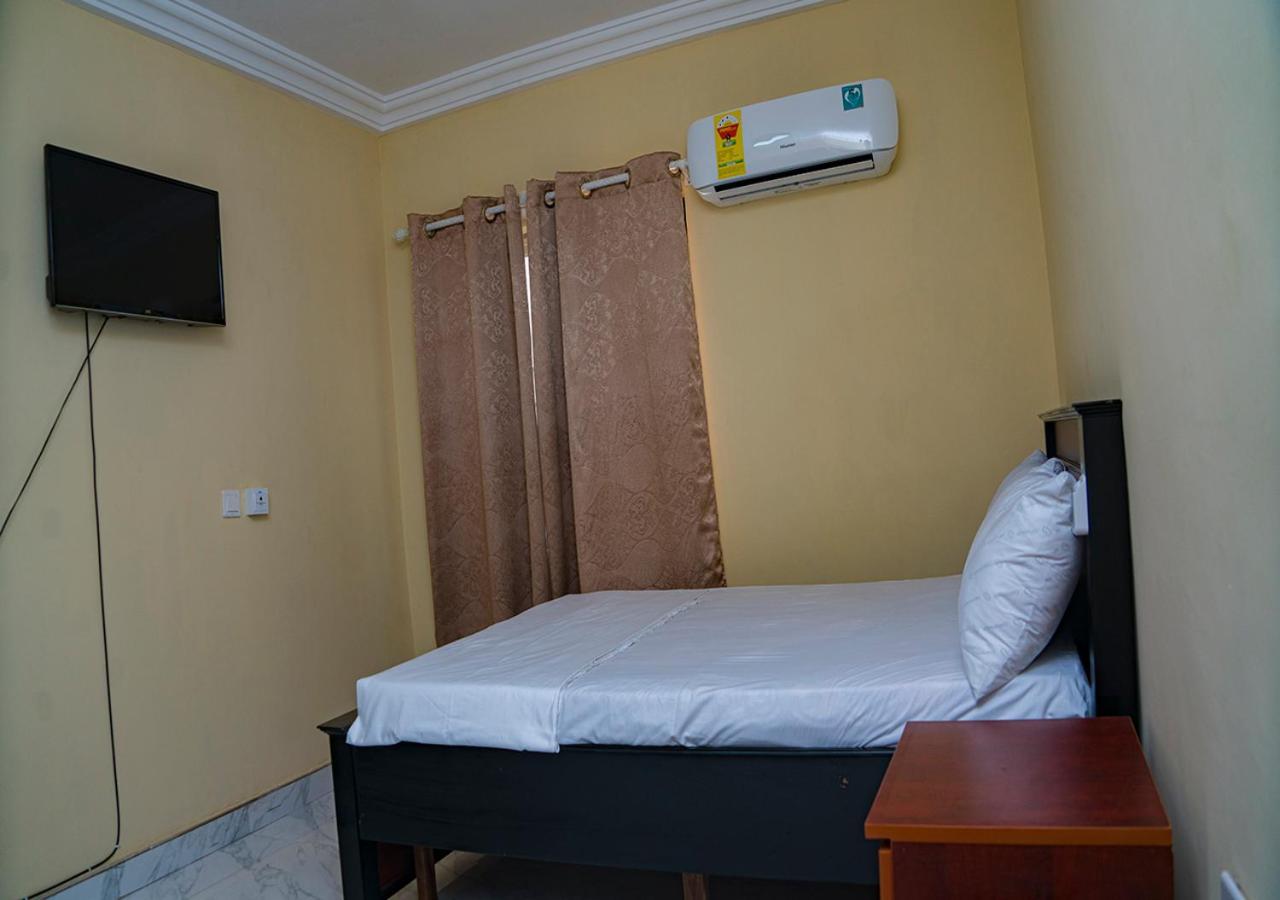 La-Viv Royal Hotel คูมาซี ภายนอก รูปภาพ
