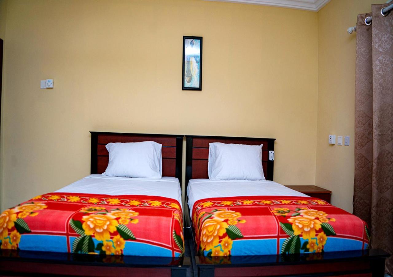 La-Viv Royal Hotel คูมาซี ภายนอก รูปภาพ