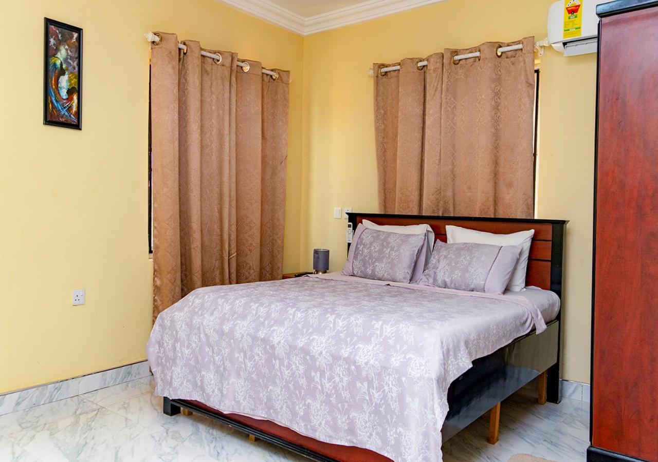 La-Viv Royal Hotel คูมาซี ภายนอก รูปภาพ