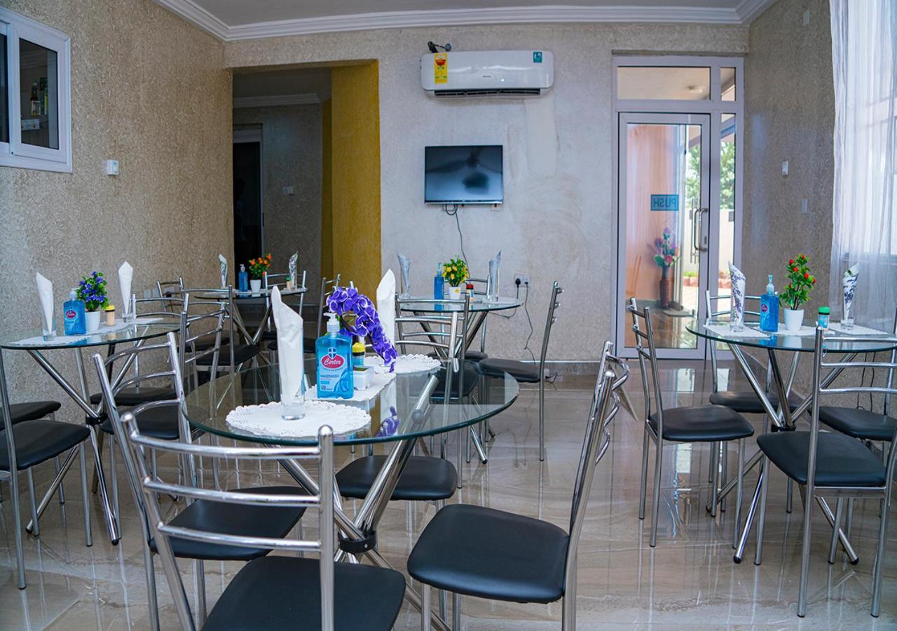 La-Viv Royal Hotel คูมาซี ภายนอก รูปภาพ