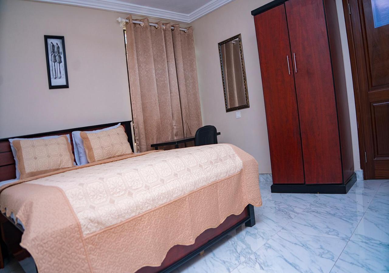 La-Viv Royal Hotel คูมาซี ภายนอก รูปภาพ